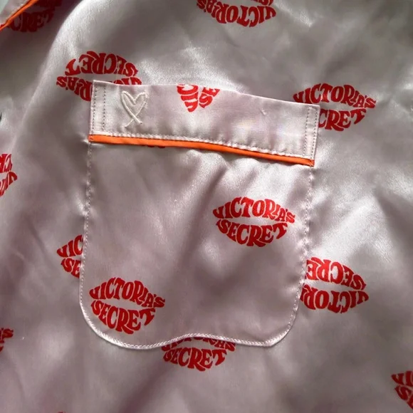 Victoria's Secret Afterhours Satin Lip-Print Sleep Set - Picture 4 of 4